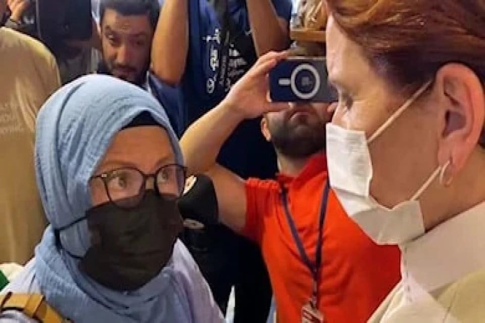 İstanbul'da esnaf ziyaretinde bulunan İYİ Parti lideri Meral Akşener'e, girdiği