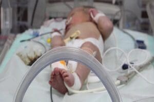 Burdur'da sokakta battaniyeye sarılı bulunup, sevk edildiği Isparta'daki hastanede tedaviye