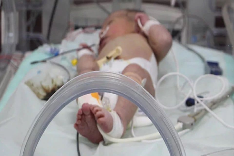 Burdur'da sokakta battaniyeye sarılı bulunup, sevk edildiği Isparta'daki hastanede tedaviye