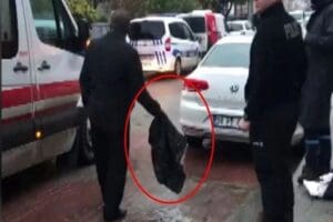 Beylikd&uuml;z&uuml;'nde bir apartmanın girişinde &ccedil;&ouml;p poşeti i&ccedil;inde bırakılan bebek, binanın