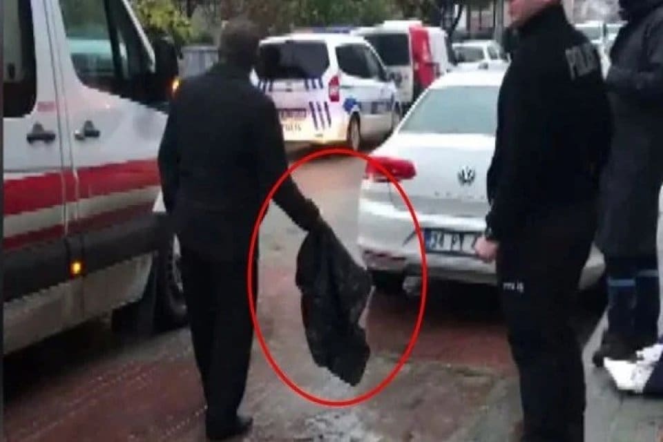 Beylikd&uuml;z&uuml;'nde bir apartmanın girişinde &ccedil;&ouml;p poşeti i&ccedil;inde bırakılan bebek, binanın