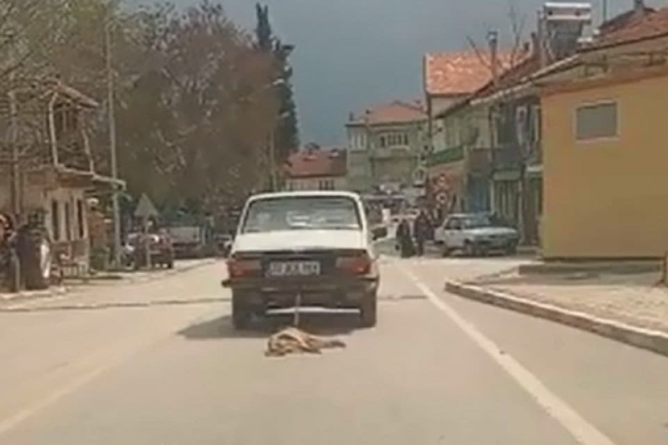 Denizli&rsquo;nin&nbsp;Bekilli il&ccedil;esinde, hareket halindeki bir otomobilin arkasına zincirle bağlı şekilde