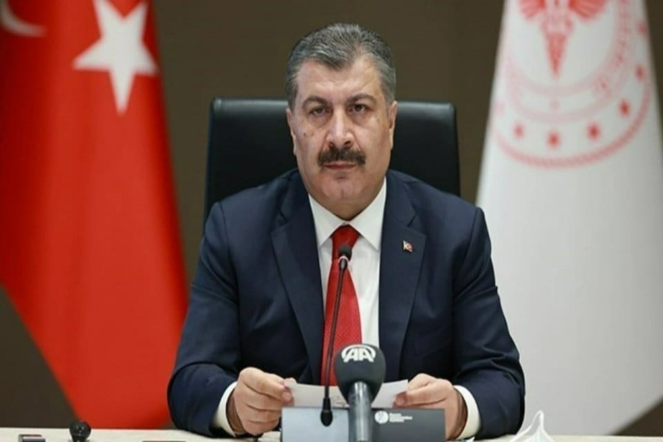 Sağlık Bakanı Fahrettin Koca, deprem b&ouml;lgesinde &ccedil;ekilen ve tepki &ccedil;eken