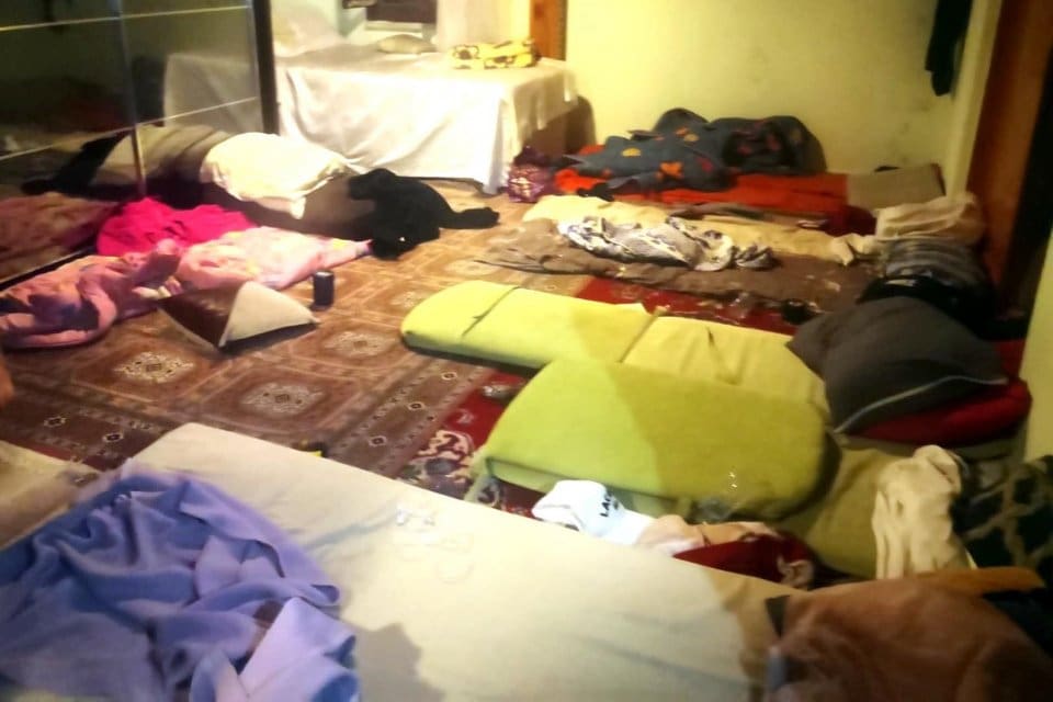 Muğla'nın Marmaris il&ccedil;esinde, polisin bir villaya d&uuml;zenlediği operasyonlarda 28 ka&ccedil;ak