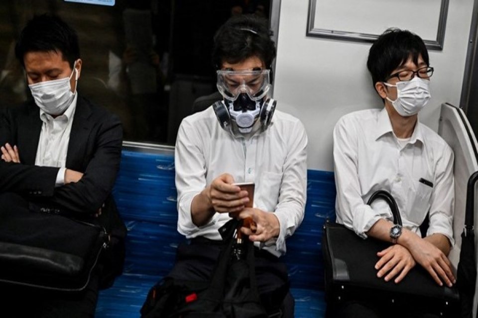 Hindistan'da yapılan bir araştırmaya g&ouml;re g&ouml;zl&uuml;k takan kişilere corona vir&uuml;s