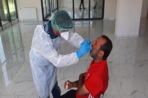Bilim insanları daha &ouml;nce Covid-19 ge&ccedil;iren insanlara kasıtlı olarak yeniden