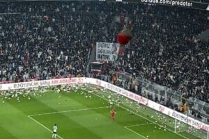 Beşiktaşlı taraftarlar Antalyaspor ma&ccedil;ı &ouml;ncesi depremzede &ccedil;ocuklar i&ccedil;in sahaya atkı