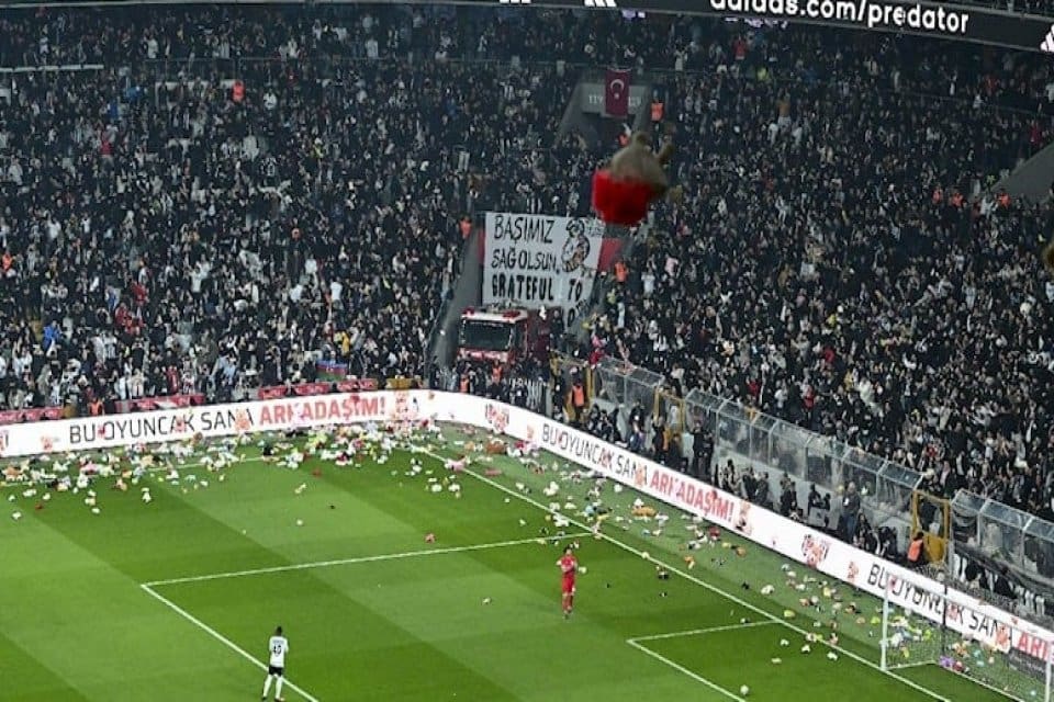 Beşiktaşlı taraftarlar Antalyaspor ma&ccedil;ı &ouml;ncesi depremzede &ccedil;ocuklar i&ccedil;in sahaya atkı