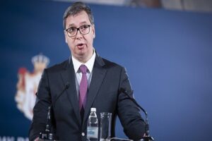 Sırbistan Cumhurbaşkanı Aleksandar Vucic,&nbsp;d&uuml;n yapılan se&ccedil;imlerin ardından, &uuml;lkenin yeniden cumhurbaşkanı