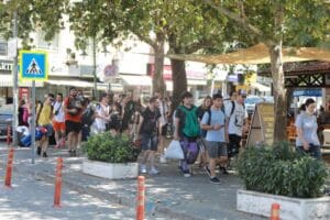 Efes Sel&ccedil;uk Pamucak Sahili&rsquo;nde What A Fest başladı. Festivalin ilk
