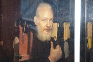 İngiltere'de mahkeme Julian Assange'ın ABD'ye iade edilmesine karar vererek dosyayı