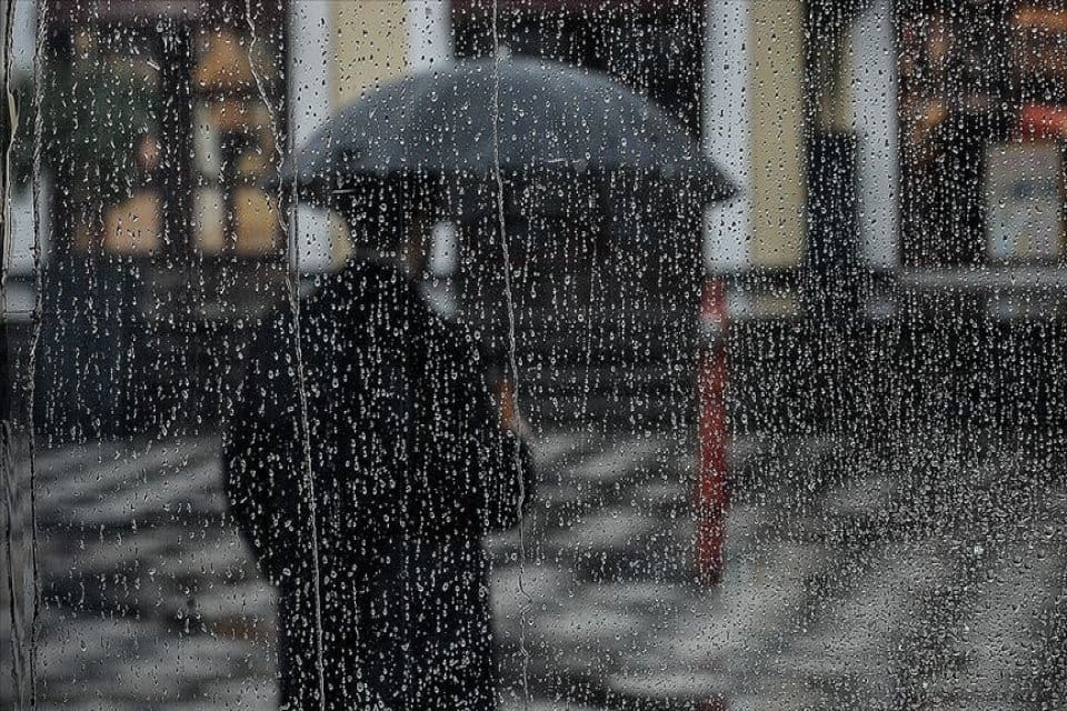 Meteoroloji Genel M&uuml;d&uuml;rl&uuml;ğ&uuml; tarafından uyarılan yağışlar yurdu etkilemeye devam ediyor.