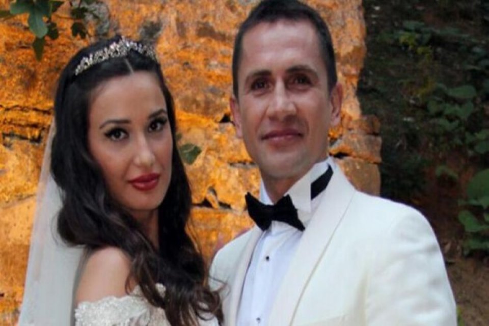 Boşanma aşamasında olduğu futbolcu Emre Aşık'ı &ouml;ld&uuml;rmesi i&ccedil;in iki kez