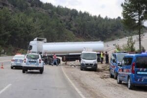 Denizli'nin Pamukkale il&ccedil;esinde boş yakıt tankeri ile otomobilin &ccedil;arpıştığı kazada
