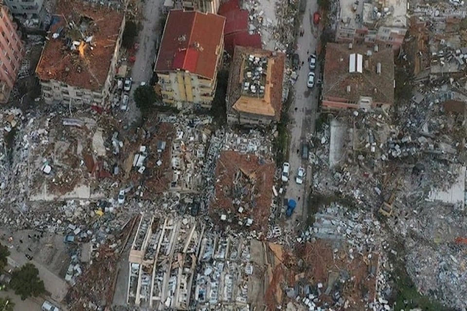Hatay'ın Antakya il&ccedil;esinde, deprem nedeniyle yıkılan ve 100'e yakın kişinin