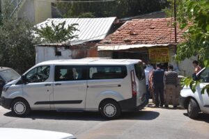 İzmir'in Karabağlar ilçesinde yalnız yaşayan Mesut Fıçıcı (49), müstakil evinin