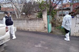 İzmir'in Torbalı ilçesinde Eyüp Serbest (61) yalnız yaşadığı müstakil evinde