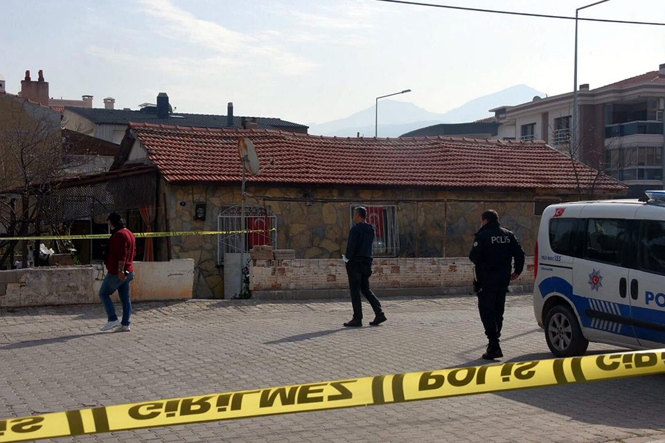 İzmir'in G&uuml;zelbah&ccedil;e il&ccedil;esinde, yalnız yaşayan Kemal K. (65) evinde &ouml;l&uuml;