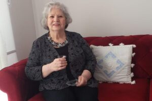 İzmir'in Karşıyaka ilçesinde yalnız yaşayan Nurgül Özalp (66), evinde 'Allah'a