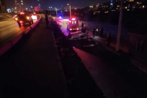 İzmir'in Konak il&ccedil;esinde, kontrolden &ccedil;ıkan otomobilin yan yola u&ccedil;tuğu kazada