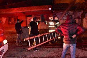 İzmir'in Bayraklı ilçesinde tek katlı evde çıkan yangında alevlerin arasında