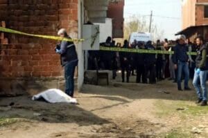 Aydın'ın Nazilli il&ccedil;esinde, 4 yaşındaki Berkay Taş, evlerinin bah&ccedil;esindeki koltukların