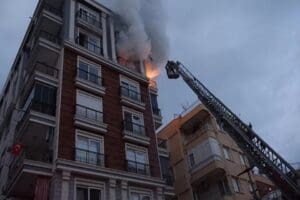 Antalya'da, apartman dairesinde &ccedil;ıkan yangında hayatını kaybedenlerin, H&uuml;lya &Ccedil;etinkaya (63)