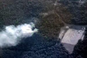 İzmir'in Gaziemir ilçesinde, ormanlık alanda yangın çıktı. Ekipler, yangına havadan