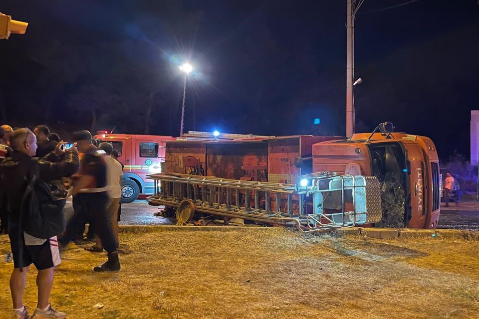 Muğla'nın Bodrum il&ccedil;esinde, yangın ihbarına giden itfaiye aracı kaygan zemin