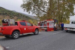 TİRE&rsquo;de yangına m&uuml;dahale i&ccedil;in yola &ccedil;ıkan itfaiye aracı devrildi. Kazada