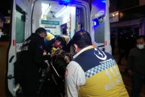 İzmir'in Konak il&ccedil;esinde bulunan bir restoranda &ccedil;ıkan yangında dumandan etkilenerek