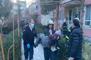 K&uuml;tahya'da, 3 katlı apartmanın zemin katındaki evde&nbsp;&ccedil;ıkan yangında mahsur kalan&nbsp;Oksan