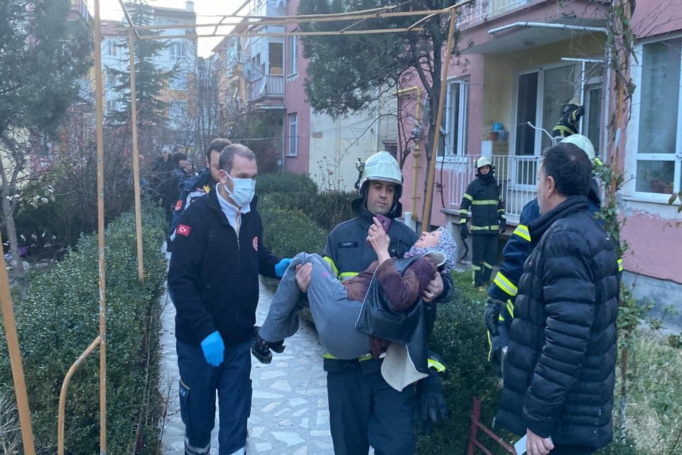 K&uuml;tahya'da, 3 katlı apartmanın zemin katındaki evde&nbsp;&ccedil;ıkan yangında mahsur kalan&nbsp;Oksan