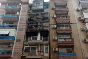İzmirin Karşıyaka il&ccedil;esinde, bir apartmanın 2'nci katında elektrik sobasından &ccedil;ıktığı