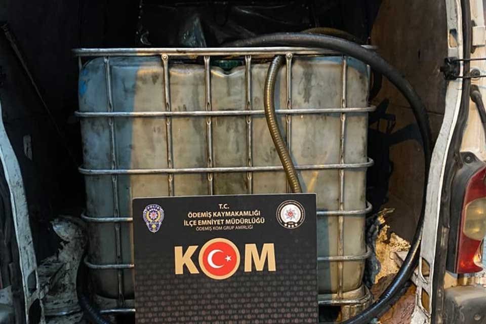 İzmir'in &Ouml;demiş il&ccedil;esinde, polisin ş&uuml;phe &uuml;zerine durdurduğu kamyonette ka&ccedil;ak akaryakıt