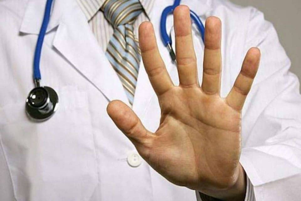Prof. Dr. Aydın Acar (56), trafikte aracının &ouml;n&uuml;ne kesen Sezgin