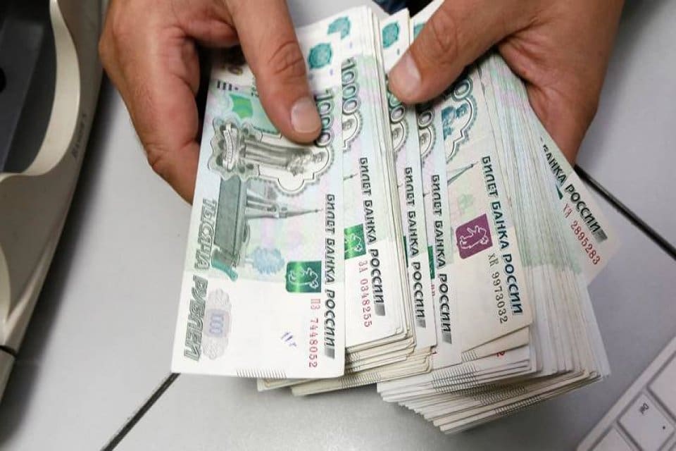 Rus s&uuml;per zenginlerin toplam servetleri ge&ccedil;en yıl 353 milyar dolardan