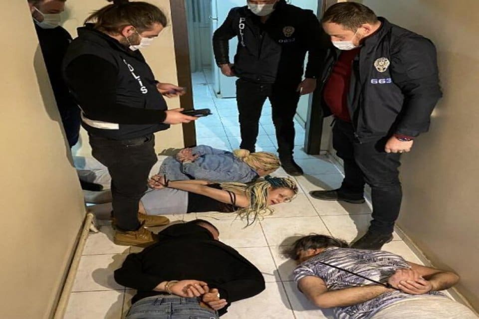 'Yarasa kız' adını verdikleri kadınların sosyal medyada tanışıp, cinsel ilişkiye
