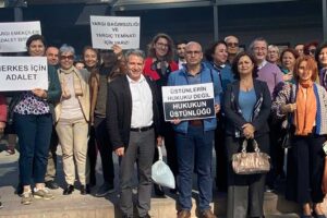 Yargıçlar Sendikası, 10. kuruluş yıl dönümü nedeniyle İzmir Adliyesi önünde