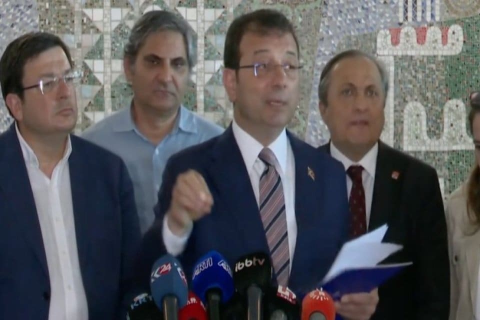 İBB Başkanı İmamoğlu, CHP y&ouml;neticileriyle birlikte bug&uuml;n yargılandığı davanın ertelenmesi