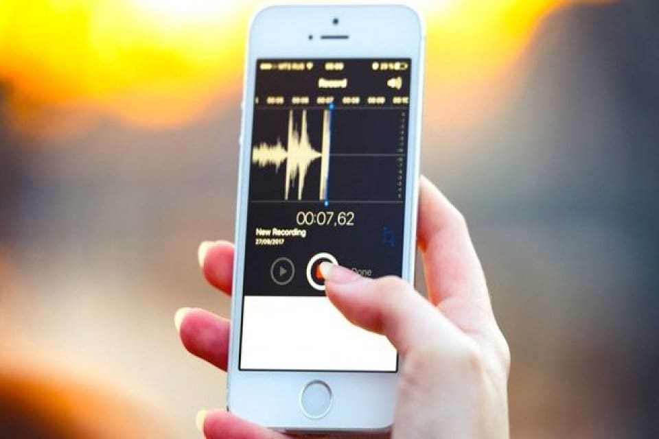 Boşanmak istediği eşinin telefon görüşmelerini kaydeden kadın, mahkemeye delil olarak