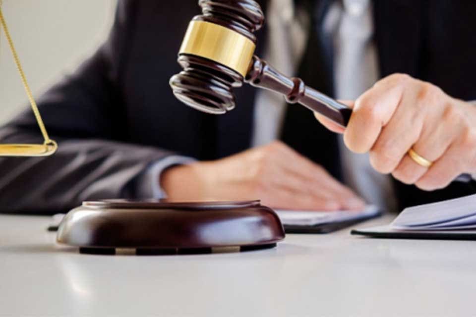 Yargıtay, velayeti anneye verilen &ccedil;ocuğun soyadı i&ccedil;in a&ccedil;ılan davada babanın