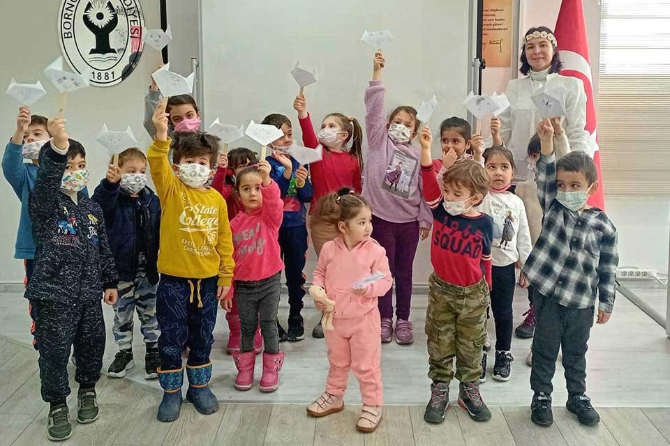 Bornova Belediyesi d&uuml;zenlediği &ouml;zel etkinlikler ile yarı yıl tatilindeki &ouml;ğrencilerin