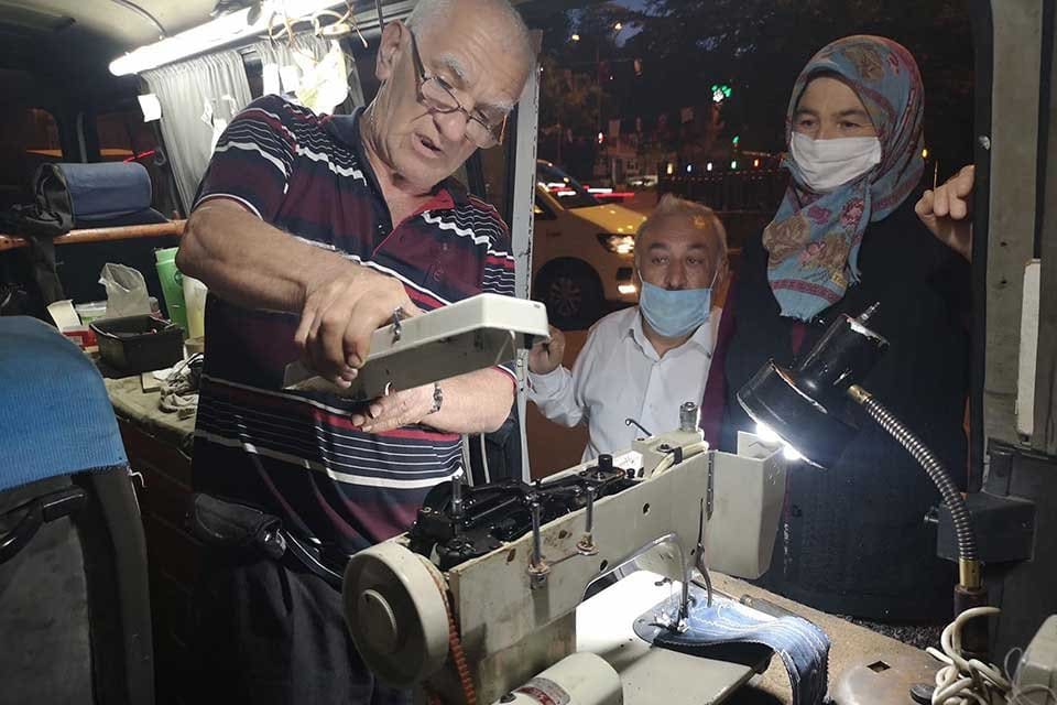 Denizli'nin &Ccedil;ameli İl&ccedil;esinde Seyyar dikiş makinesi tamircisi Mehmet Seyis teknolojiye