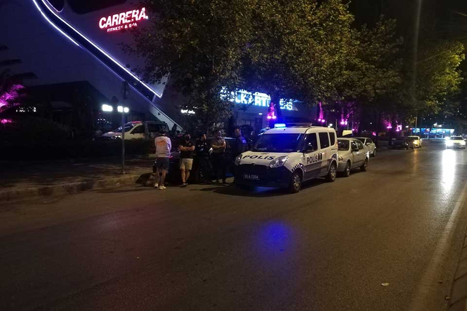 İzmir&rsquo;in Bayraklı il&ccedil;esinde, yarış yaptıkları iddia edilen iki otomobilden biri,