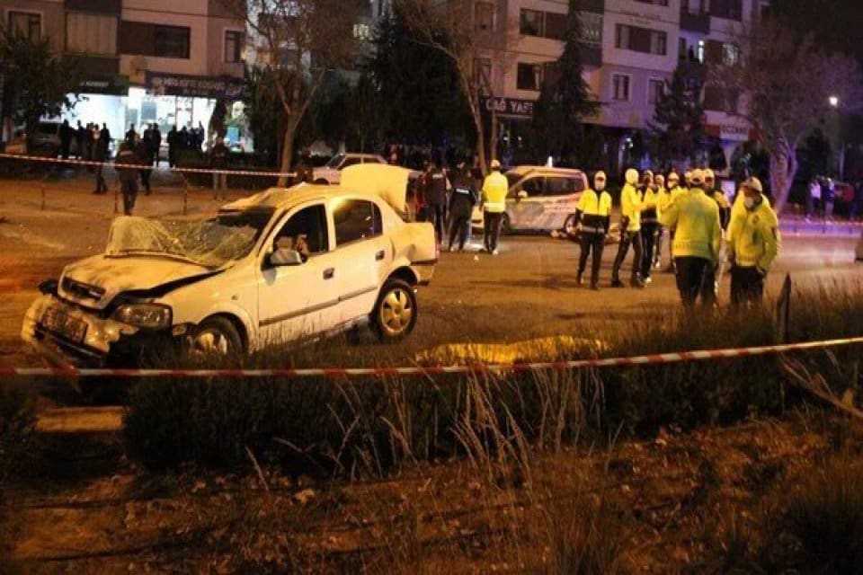 Konya'da başka bir ara&ccedil;la yarış yaptığı iddia edilen otomobilin kontrolden