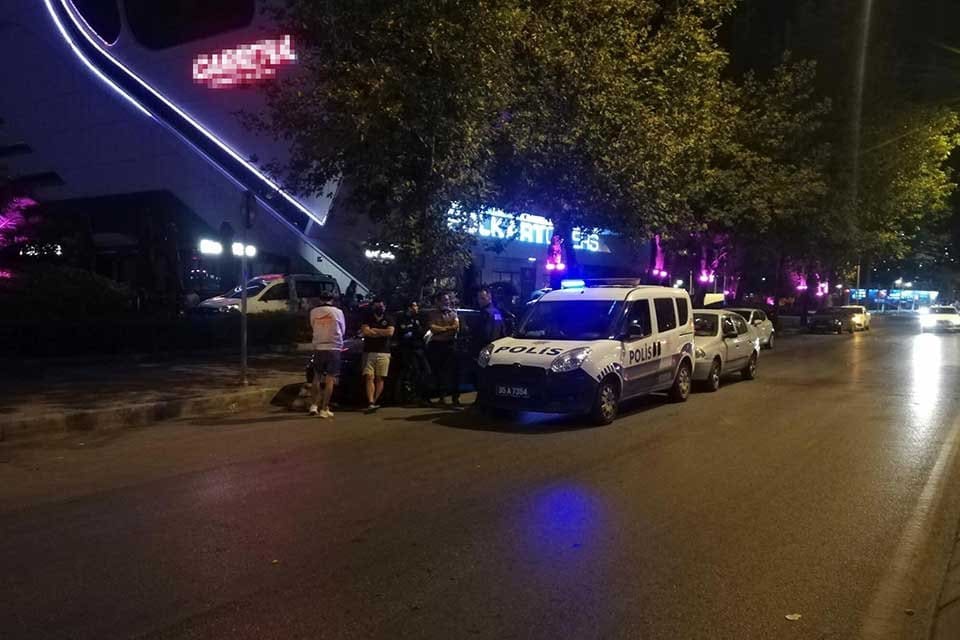 İzmir'in Bayraklı il&ccedil;esinde, yarış yaparken yol kenarında taksinin yanında bekleyen