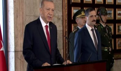 YAŞ üyeleri ve Cumhurbaşkanı Erdoğan Anıtkabir'i ziyaret etti