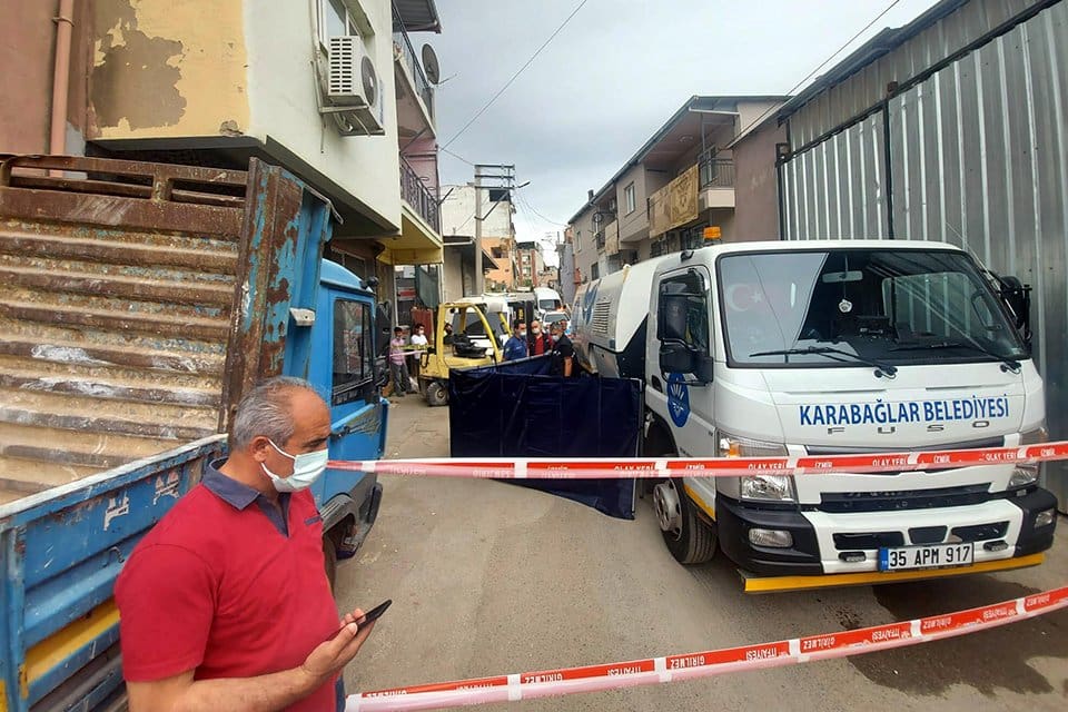 İzmir'in Karabağlar il&ccedil;esinde, geri manevra yapan &ccedil;&ouml;p kamyonunun altında kalan