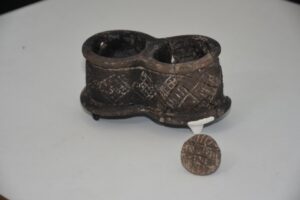 İZMİR'in Bornova il&ccedil;esindeki Yassıtepe H&ouml;y&uuml;ğ&uuml;'nde, 5 bin yıllık m&uuml;h&uuml;r ile